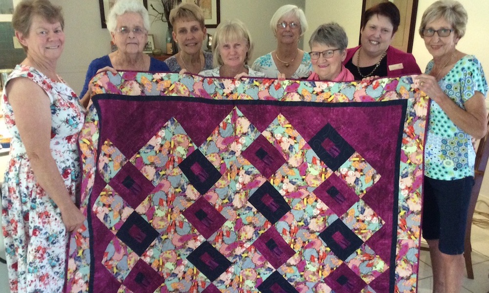 wendy_with_the_team_of_quilters
